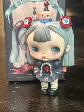 Tiny tiny popmart Vinyl Doll Figurine in Balance